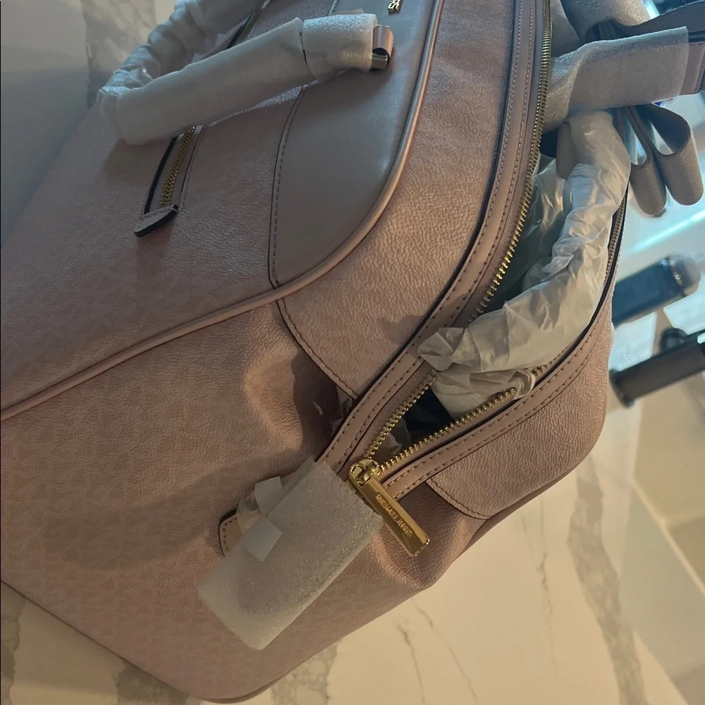 Michael Kors Powder Blush Weekender Bag
Brand New, tags and packing on bag. - Picture 5 of 5
